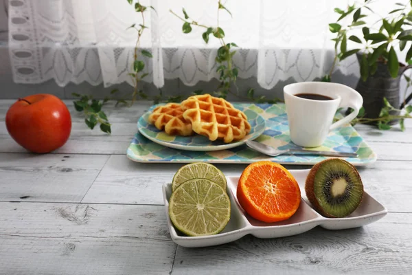Gezond Smakelijk Ontbijt Aan Eettafel — Stockfoto