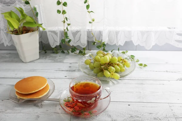 Pluizig Heerlijke Pannenkoek Met Vruchten — Stockfoto