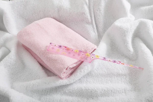 带梳子的粉红色毛巾 — 图库照片