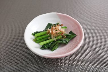 Haşlanmış ıspanak, soya sosu ile deneyimli ıspanak haşlanmış