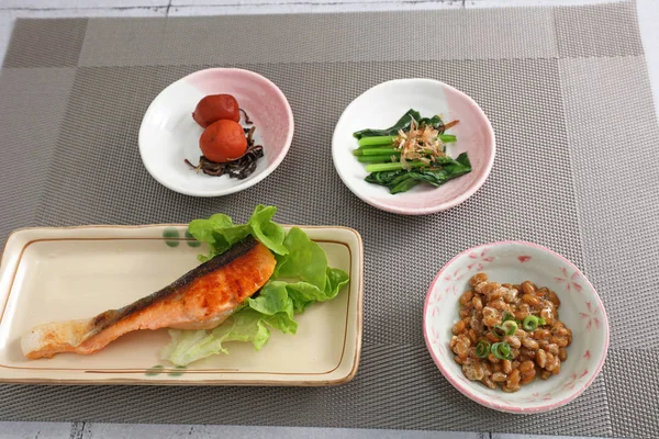 Γευστική Ιαπωνική Κουζίνα Στο Τραπέζι — Φωτογραφία Αρχείου