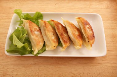 Plaka üzerinde kızarmış köfte tava