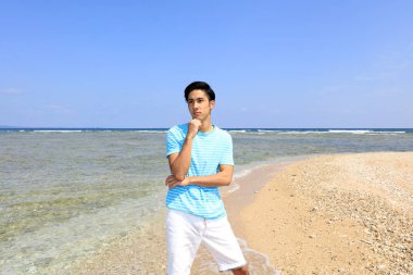 Kumsalda dinlenen adam..