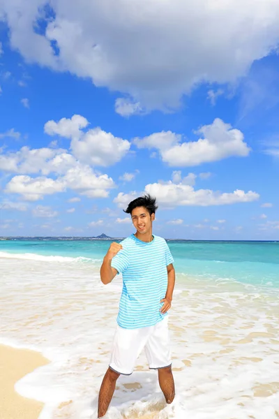 Man Die Het Strand Staat — Stockfoto