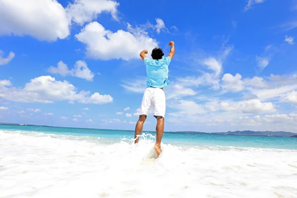 Uomo Felice Saltare Sulla Spiaggia — Foto Stock