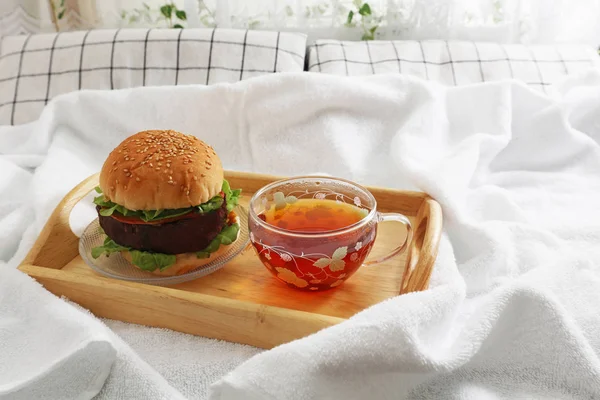 Bir Fincan Çay Ile Lezzetli Hamburger — Stok fotoğraf