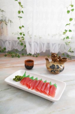 Japon mutfağı, sake ve sashimi.