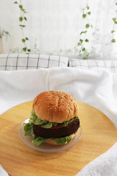 Tabakta Lezzetli Hamburger — Stok fotoğraf