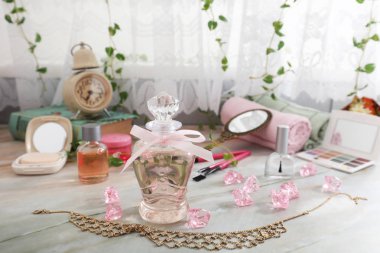 Masadaki kozmetik ürünleri.