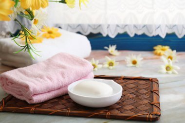 Pamuk havlu ve sabun.