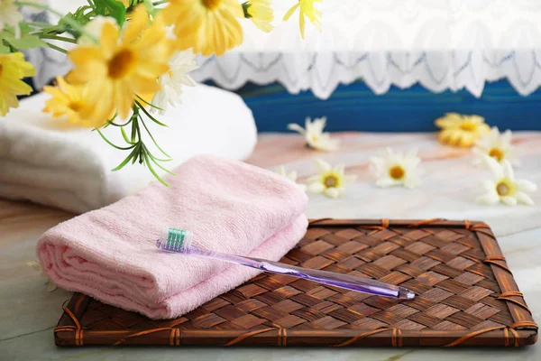 Zahnbürste Und Handtücher Auf Einer Bambusmatte — Stockfoto