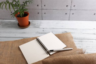 defter ve kalem masanın üstüne