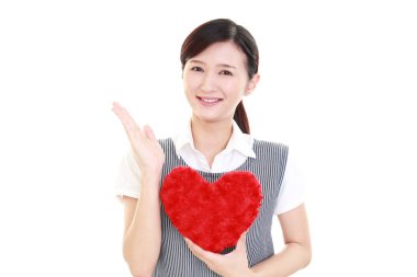 Kırmızı kalp ile gülümseyen ev kadını