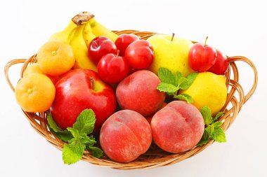 Sepette Beyaz arka plan üzerinde izole taze meyve