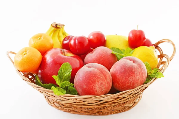 Čerstvé Ovoce Košíku Izolovaných Bílém Pozadí — Stock fotografie