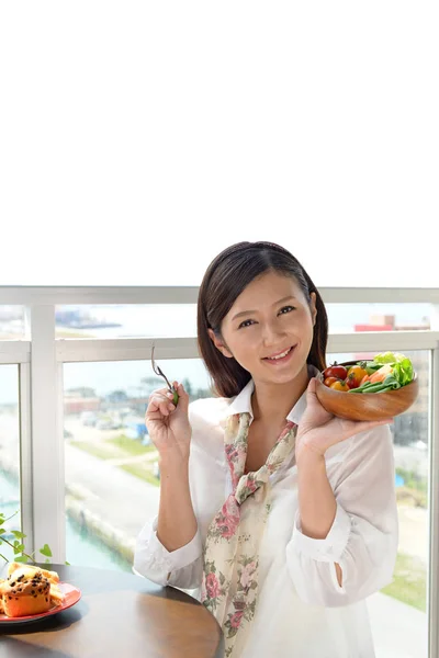 Asian Woman Having Breakfast — Stock Photo, Image