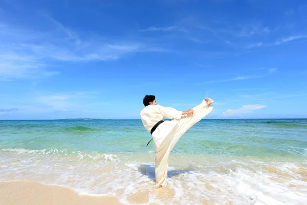 Giovane Uomo Che Pratica Karate Spiaggia — Foto Stock