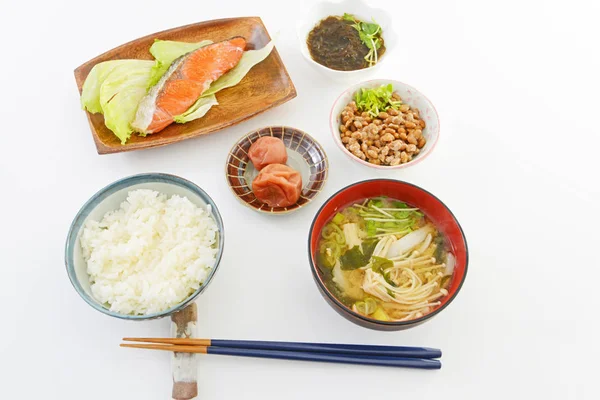 ダイニング テーブルの上のおいしい日本料理 — ストック写真