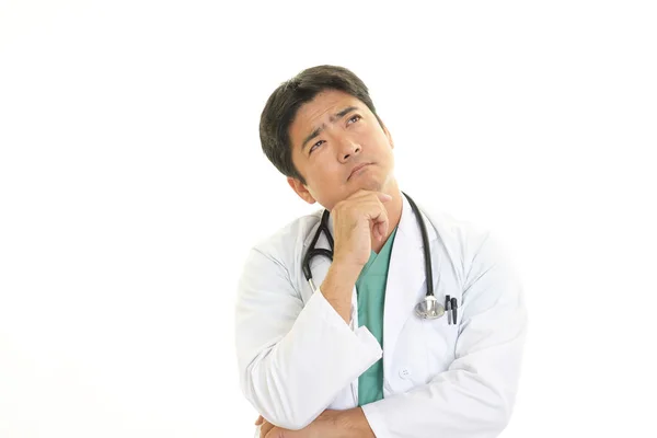 Médico Asiático Preocupado Isolado Fundo Branco — Fotografia de Stock