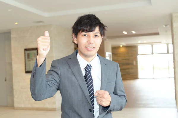 Asiatico Business Uomo Mostrando Pollici Fino Segno — Foto Stock