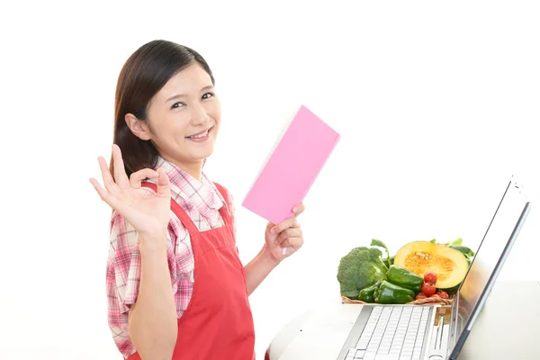 Lachende Vrouw Met Behulp Van Een Laptop — Stockfoto