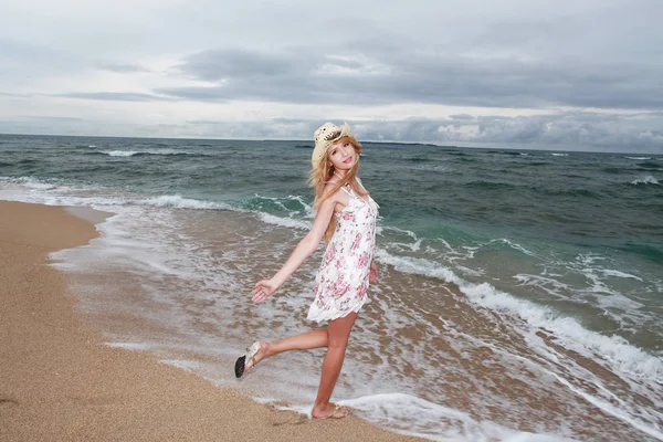 Femme Qui Détend Sur Plage — Photo