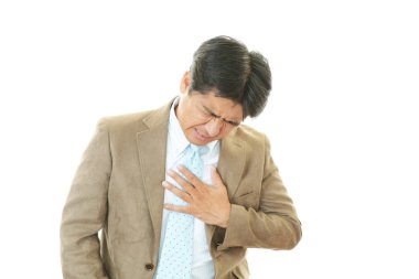 Beyaz arka plan üzerinde izole kalp krizi geçiren adam