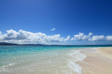 Yaz gökyüzü ve Okinawa 'nın güzel plajı