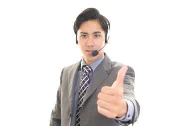 Asyalı telefon operatörü başparmak işareti gösteriyor