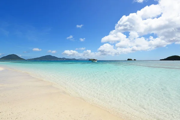 夏の空と沖縄の美しいビーチ — ストック写真