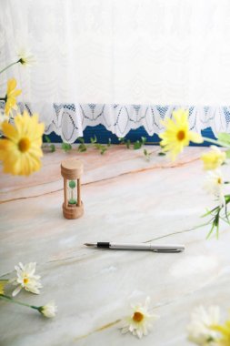 Masadaki kalem ve kum saati.