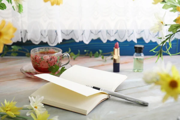 Stift Und Notizbuch Auf Dem Tisch — Stockfoto