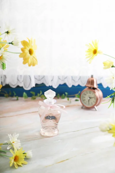 Une Bouteille Parfum Sur Table — Photo