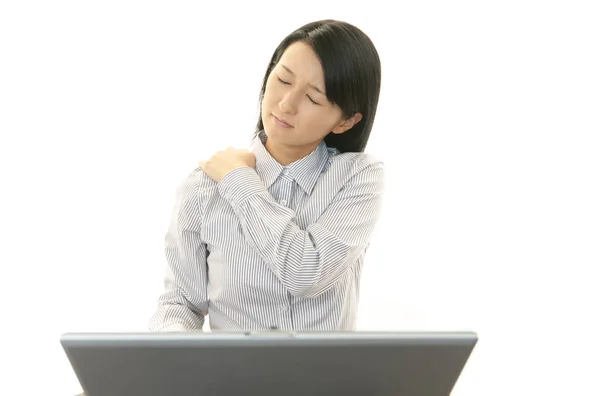 Geschäftsfrau Die Schulterschmerzen Hat — Stockfoto