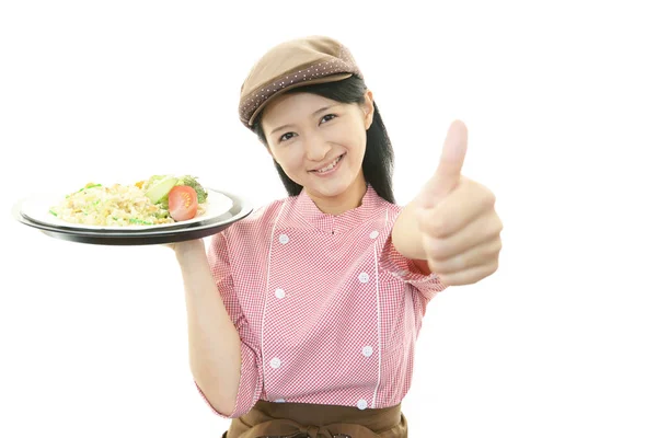 Una Camarera Sirviendo Una Comida — Foto de Stock