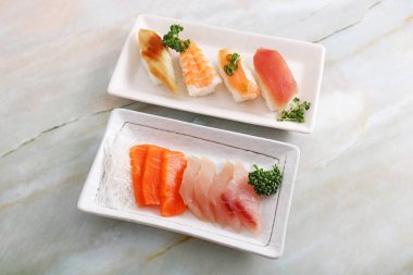 Lezzetli Japon mutfağı suşi ve sashimi