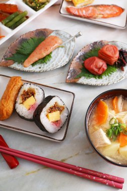 Lezzetli geleneksel Japon yemekleri.