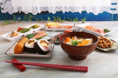 Lezzetli geleneksel Japon yemekleri.