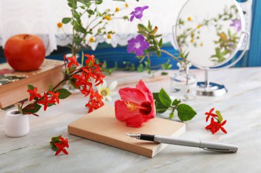 defter ve kalem masanın üstüne