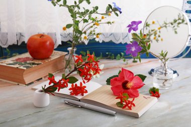 Not defteri ve kalem masanın üstüne