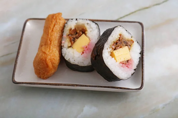 Masakan Tradisional Jepang Sushi Saku Dengan Makizushi — Stok Foto