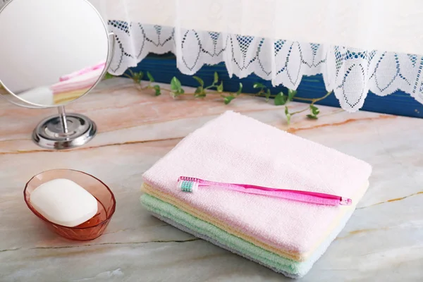 Stapel Handtücher Und Zahnbürste — Stockfoto