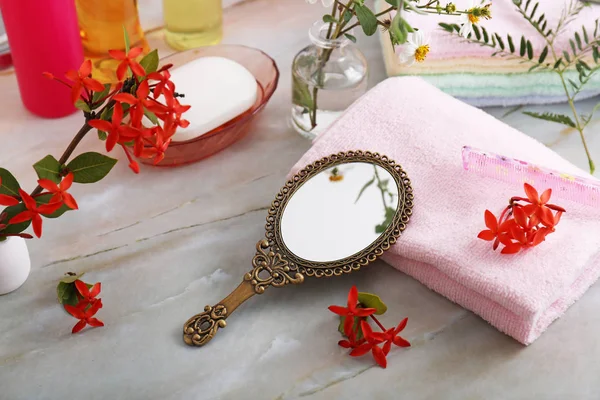 Stylish Hand Mirror Cotton Towels — Stock Photo, Image