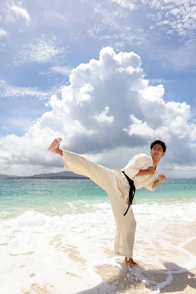 Młody Człowiek Ćwiczący Karate Plaży — Zdjęcie stockowe