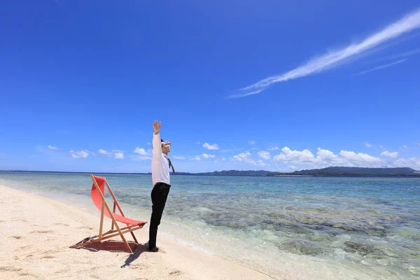 Człowiek Który Relaksuje Się Plaży — Zdjęcie stockowe