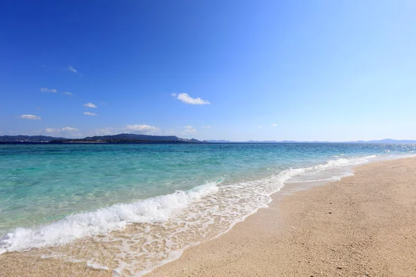 Okinawa 'da güzel bir plajın resmi.