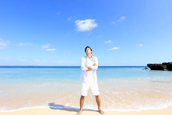 Uomo Piedi Sulla Spiaggia — Foto Stock