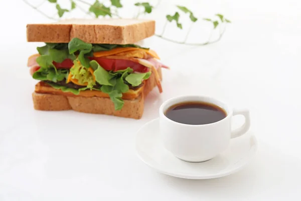 Leckeres Sandwich Und Eine Tasse Kaffee — Stockfoto