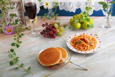 Yemek masasında lezzetli spagetti ve şarap