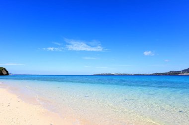 Mavi gökyüzü ve Okinawa Denizi